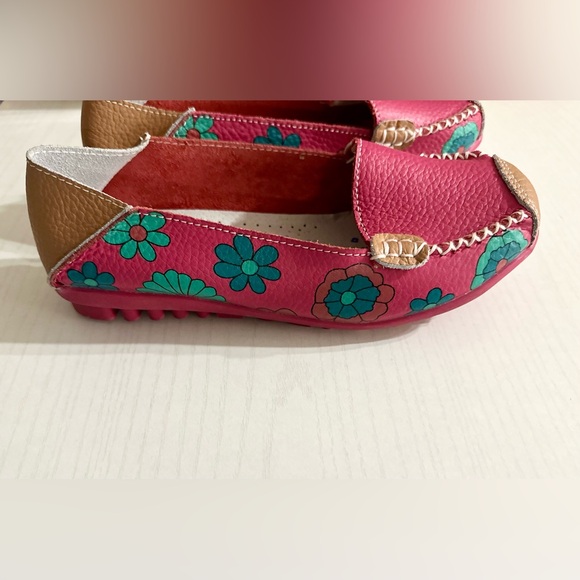 Pink Floral Leather NWOT Loafers Remote Control Bottom Size 6 Women’s Multicolor - Picture 3 of 9